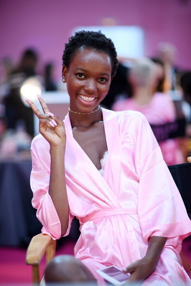 Dan mau mac tre nai o hau truong Victoria's Secret Show 2016 hinh anh 16