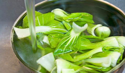 me hai con kem thong minh chi vi thoi quen ngam rau trong nuoc - 1