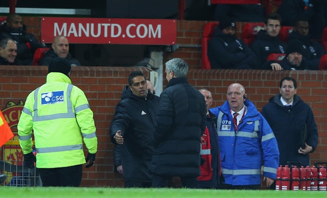 Mourinho chỉ bị phạt nhẹ vì vụ đá chai nước, Man United thở phào
