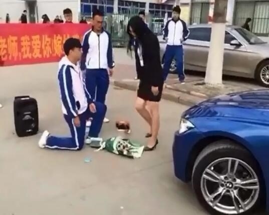 Nam sinh bi tu choi khi cau hon co giao bang nhan kim cuong hinh anh 1