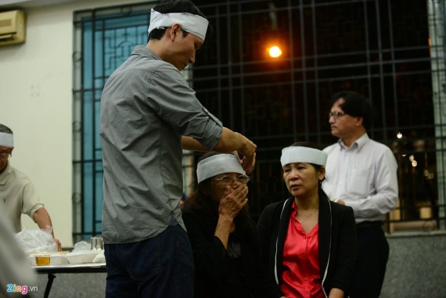 Nghe si Viet khoc ngat khi den vieng ca si Quang Ly hinh anh 9