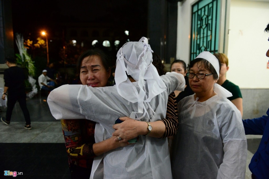 Nghe si Viet khoc ngat khi den vieng ca si Quang Ly hinh anh 10
