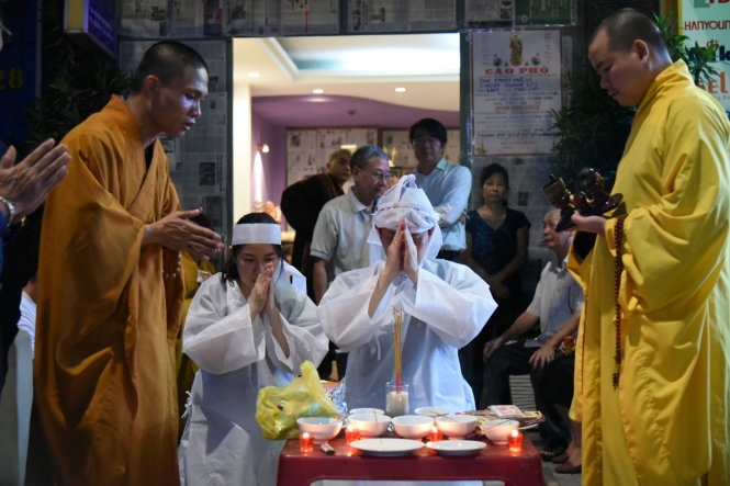 NSND Trần Hiếu đến trong lễ phát tang NSƯT Quang Lý  