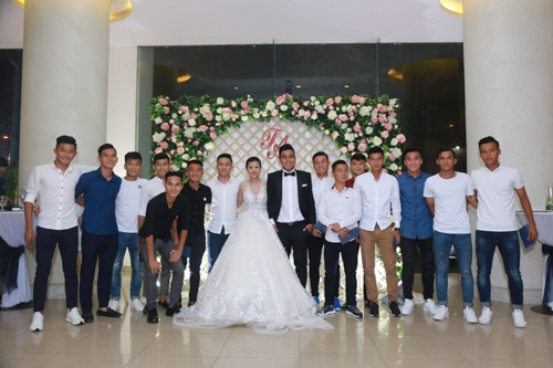 sao bong da tap nap du tiec cuoi dj boc lua va cuu tien dao viet thang hinh anh 8