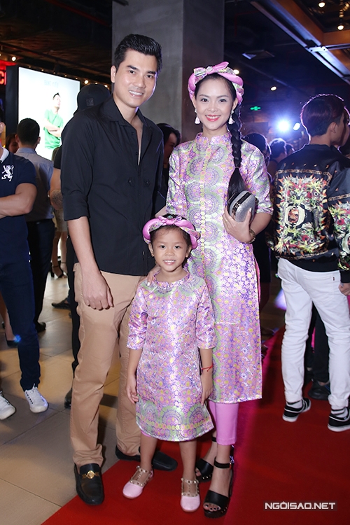 thien-bao-dua-vo-moi-cuoi-di-xem-phim-6
