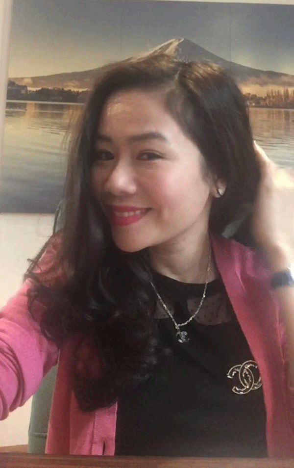  Nữ doanh nhân chọn cách nở nụ cười ở cuộc sống hiện tại. 