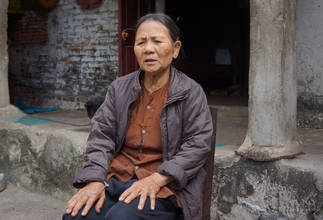 Vua nhan tien den bu dat, dan bi can bo thu lai mot nua hinh anh 1