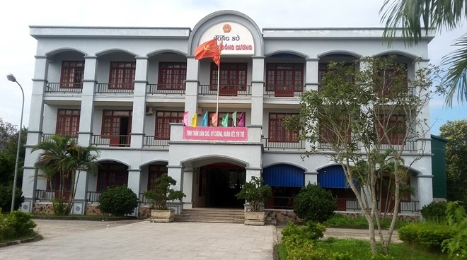 Vua nhan tien den bu dat, dan bi can bo thu lai mot nua hinh anh 2