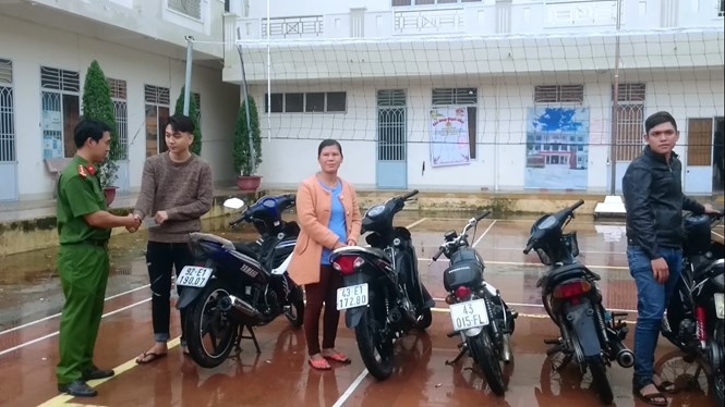 Công an Q.Thanh Khê bàn giao xe cho bị hại /// Ảnh: N.T