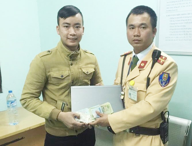 chang sv may man tim lai laptop, 5 trieu dong nho csgt hinh anh 1