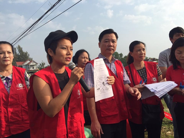 Ca sĩ Thái Thùy Linh trong chuyến từ thiện tại Quảng Bình hồi tháng 10/2016. Ảnh: FBNV