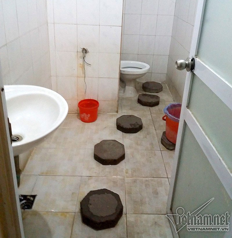 Hà Nội: Bịt mũi, lót gạch đi vệ sinh ở bệnh viện