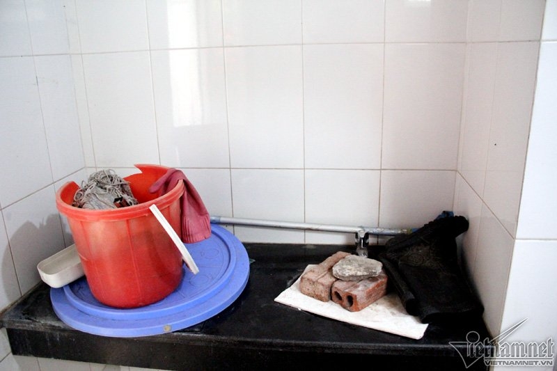 Hà Nội: Bịt mũi, lót gạch đi vệ sinh ở bệnh viện
