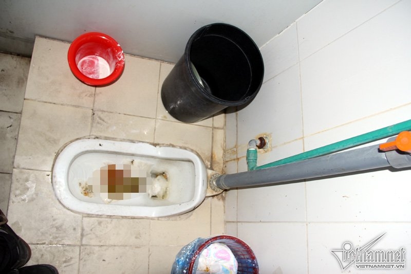 Hà Nội: Bịt mũi, lót gạch đi vệ sinh ở bệnh viện