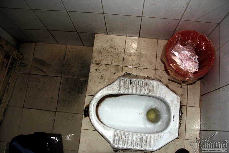 Hà Nội: Bịt mũi, lót gạch đi vệ sinh ở bệnh viện