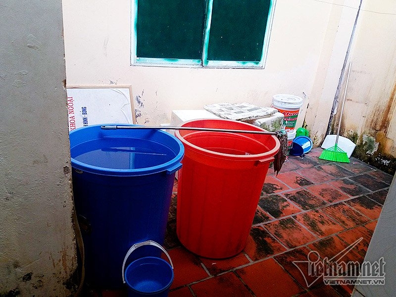 Hà Nội: Bịt mũi, lót gạch đi vệ sinh ở bệnh viện