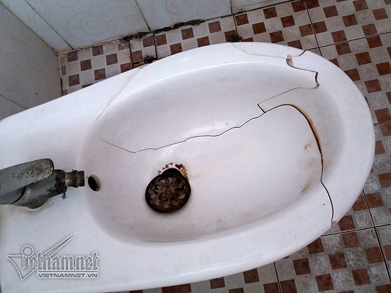 Hà Nội: Bịt mũi, lót gạch đi vệ sinh ở bệnh viện
