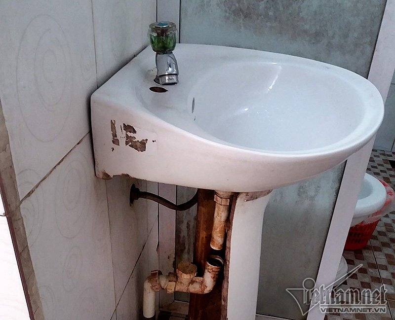 Hà Nội: Bịt mũi, lót gạch đi vệ sinh ở bệnh viện