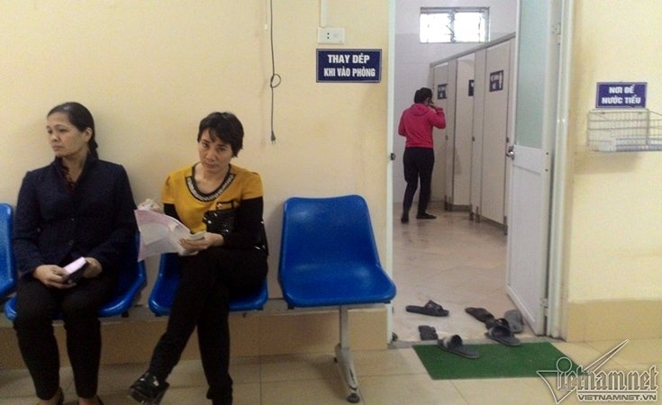 Hà Nội: Bịt mũi, lót gạch đi vệ sinh ở bệnh viện