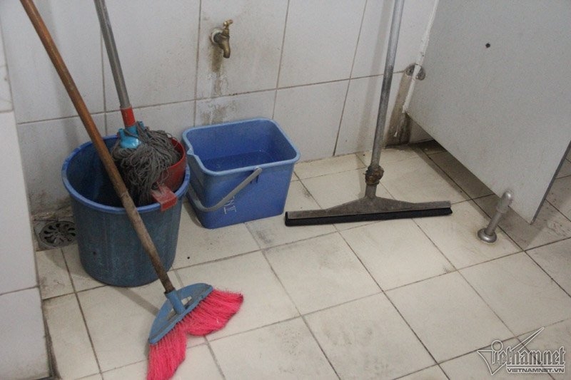 Hà Nội: Bịt mũi, lót gạch đi vệ sinh ở bệnh viện