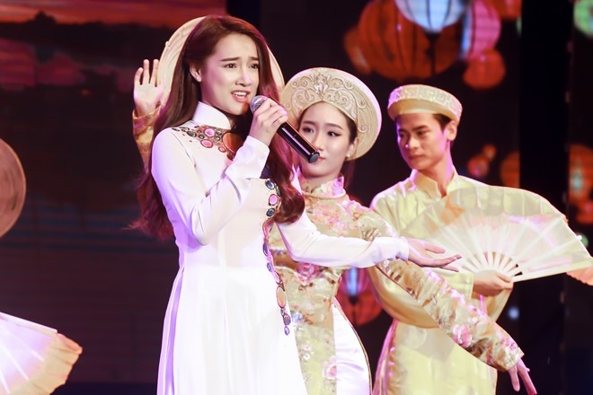 Nha Phuong xuat hien mo nhat trong live show Truong Giang hinh anh 2