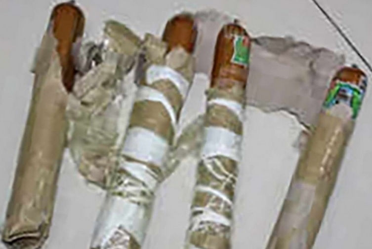 Thanh niên dùng xúc xích dọa bạn gái cũ sợ hết hồn - 1