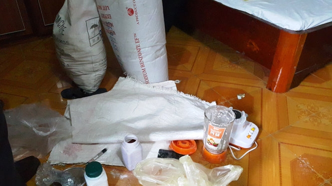​Bắt nghi phạm chế thuốc pháo trong khách sạn 