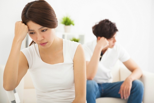 Chúc Tết quê chồng: Vừa ra khỏi cửa, hộp mứt bay vèo ngoài sân