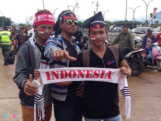Co dong vien Indonesia dung phao khoi, ap dao fan Viet Nam hinh anh 2