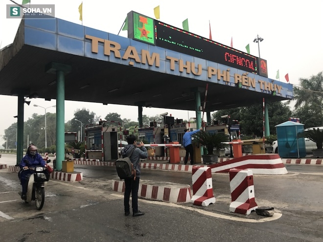 Dân mang 30 xe ô tô dán băng rôn dàn hàng, chặn xe qua cầu Bến Thuỷ - Ảnh 1.