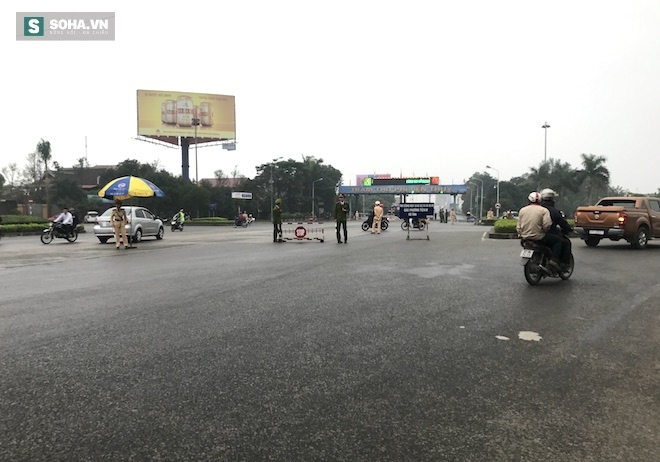 Dân mang 30 xe ô tô dán băng rôn dàn hàng, chặn xe qua cầu Bến Thuỷ - Ảnh 5.