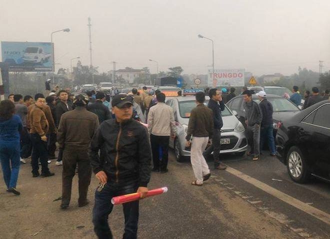 Dân mang 30 xe ô tô dán băng rôn dàn hàng, chặn xe qua cầu Bến Thuỷ - Ảnh 8.