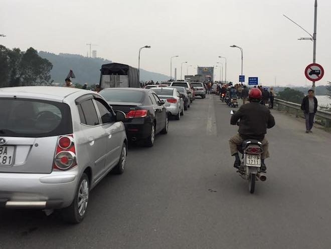 Dân mang 30 xe ô tô dán băng rôn dàn hàng, chặn xe qua cầu Bến Thuỷ - Ảnh 11.