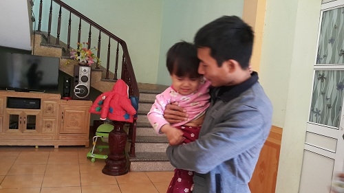 Đi chữa viêm phổi, bé gái 2 tuổi bất ngờ bị liệt hoàn toàn chân phải - 1