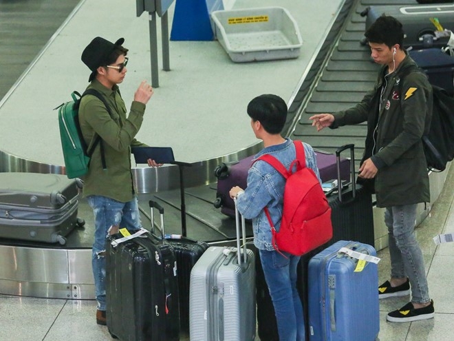 Noo Phuoc Thinh duoc fan chuc mung tai san bay hinh anh 2