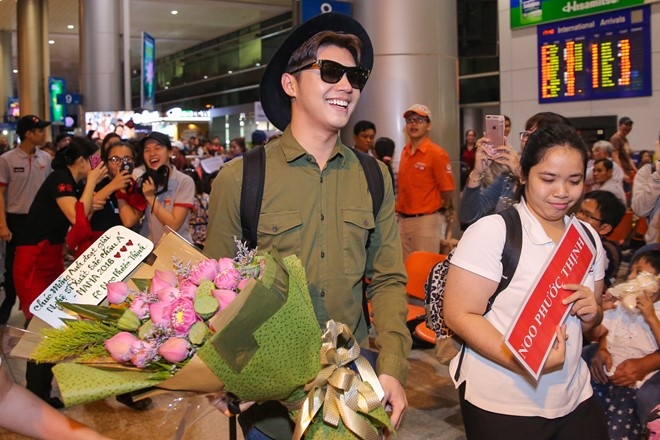 Noo Phuoc Thinh duoc fan chuc mung tai san bay hinh anh 4