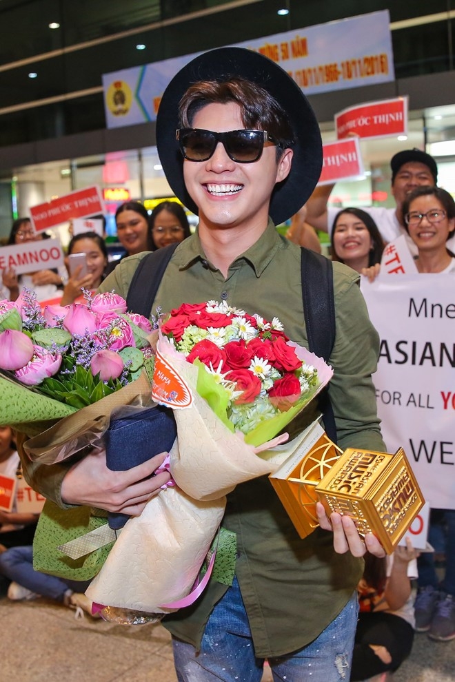 Noo Phuoc Thinh duoc fan chuc mung tai san bay hinh anh 6