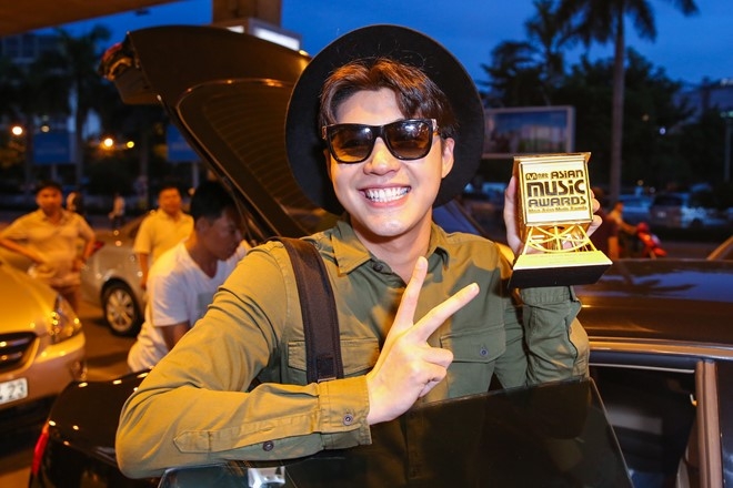 Noo Phuoc Thinh duoc fan chuc mung tai san bay hinh anh 7