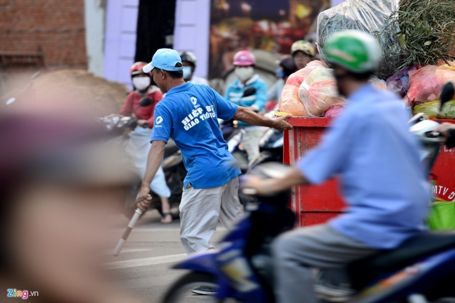 Tho rua xe 11 nam 'giai cuu' ket xe o Sai Gon hinh anh 11