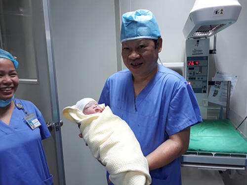 3 dua tre thu tinh trong ong nghiem chao doi o bv tuyen tinh hinh anh 2
