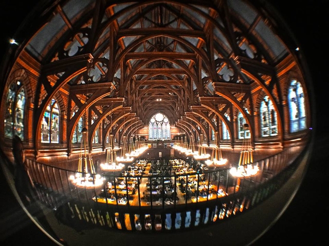  Nhà ăn cho sinh viên năm nhất (Annenberg Dining Hall) vô cùng lộng lẫy tại Đại học Harvard danh tiếng. (ảnh Diệu Liên) 