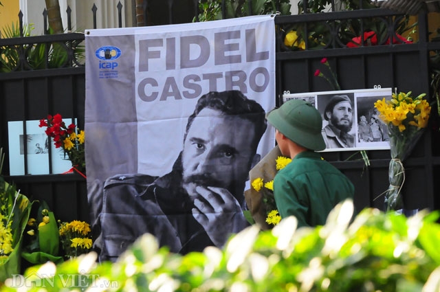 co ru khap pho ha noi trong ngay quoc tang lanh tu fidel castro hinh anh 2