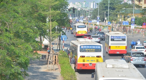 dan vo tu “te bay” tren duong pho ha noi hinh anh 1
