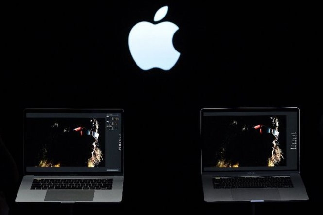 Ra mắt không bao lâu, MacBook Pro đã bị phàn nàn về thời lượng pin /// Ảnh: AFP