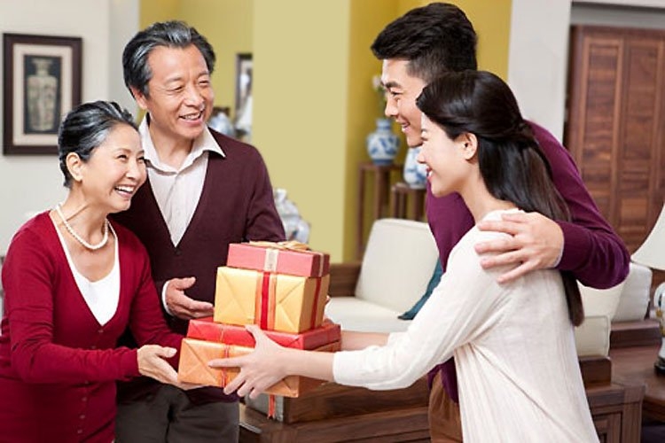 Quà Tết nhà ngoại: 'Thóc đâu mà đãi gà rừng'