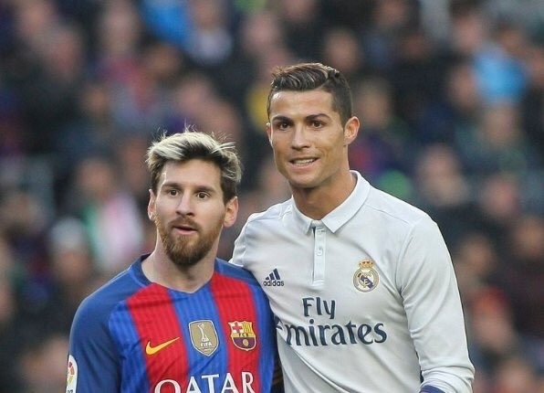 Ronaldo bi xuc pham dong tinh o El Clasico hinh anh 1