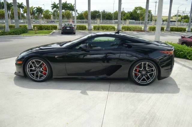  Cụ thể, siêu xe Lexus LFA trong bộ áo ngọc trai đen có số đồng hồ công-tơ-mét gần 50.000 km được cho lên sàn với mức giá 269.000 USD tương đương 6,1 tỷ Đồng. Mức giá trên thấp hơn giá xuất xưởng vào năm 2009 của siêu xe LFA khoảng 100.000 USD. 