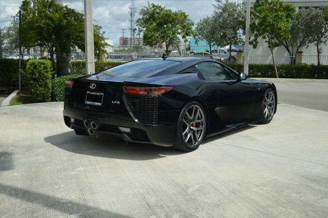  Được biết chiếc Lexus LFA này có số thứ tự 32 và nằm trong số 150 chiếc dành riêng cho thị trường Mỹ. Siêu xe này được đăng ký lần đầu vào năm 2012. 