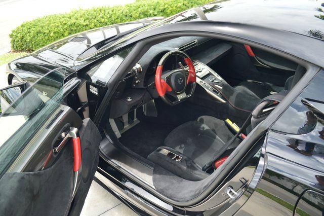  Bên trong khoang lái siêu xe Lexus LFA được rao bán 6,1 tỷ Đồng sở hữu bộ áo đen của da Alcantara cao cấp kết hợp cùng nhiều điểm nhấn trong màu đỏ và carbon bắt mắt. 