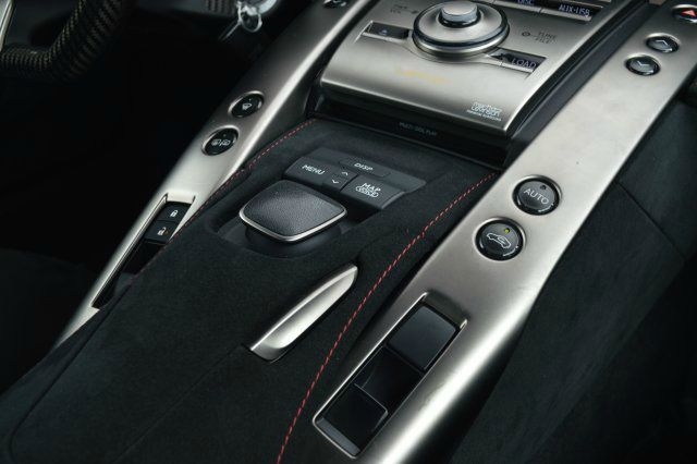  Lexus LFA sở hữu động cơ V10 dung tích 4,8 lít, sản sinh công suất cực đại 552 mã lực tại vòng tua máy 8.800 vòng/phút và mô-men xoắn cực đại 480 Nm tại 6.800 vòng/phút. 